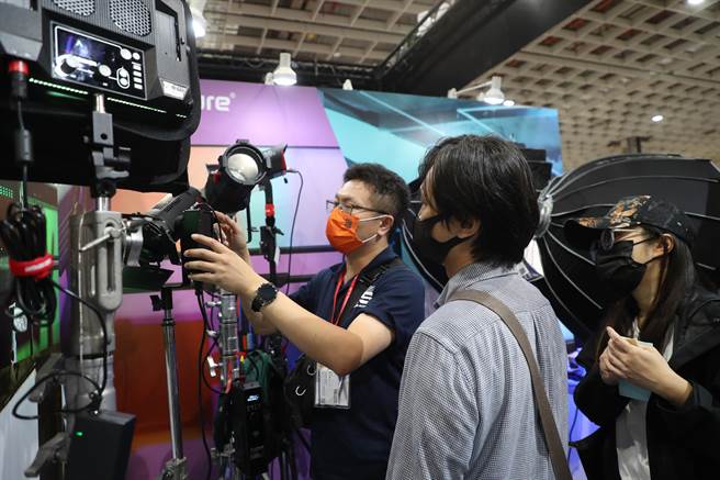 逛展民眾向摊问人员询问灯具的问题。（刘宗龙摄）