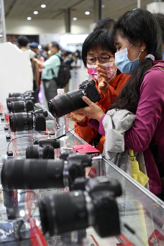 逛展民眾试用展示的相机及镜头。（刘宗龙摄）