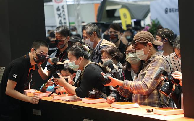 许多民眾聚集在SONY摊位上试用展示的机器。（刘宗龙摄）