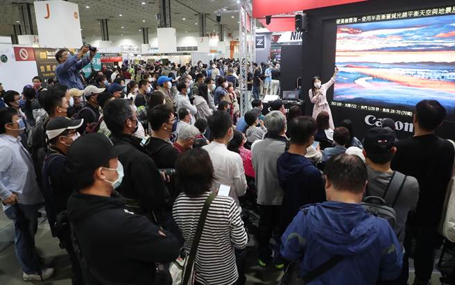 参展的相机大厂纷纷邀请摄影专家们分享拍照经验，吸引眾多民眾驻足聆听，现场座无虚席。（刘宗龙摄）