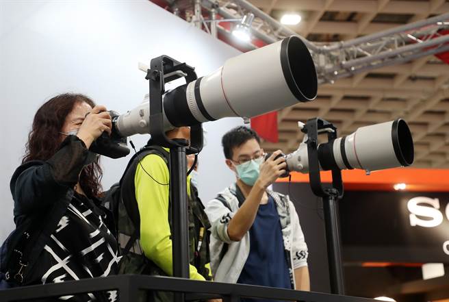 CANON摊位设置长镜头体验区，让民眾可以感受使用长镜头拍摄的效果。（刘宗龙摄）