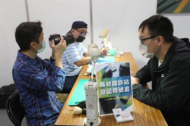全泰相机的师傅们提供免费相机器材健检服务，仔细检查民眾的摄影器材。（刘宗龙摄）