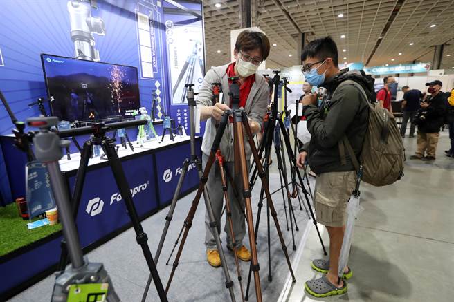 摊位人员向逛展的民眾介绍展示的脚架。（刘宗龙摄）