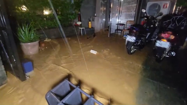 基隆市暖暖区也传出土石流情况，土石泥流住家内流出。（翻摄影片）