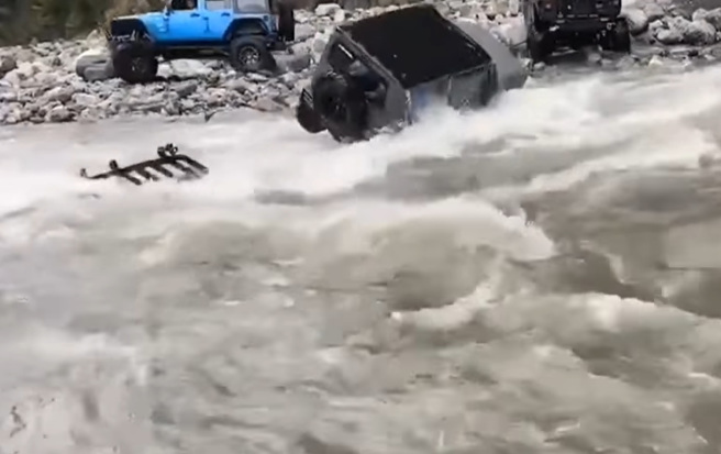吉普车强行渡溪，惨遭强劲水流猛冲「翻滚一圈」后，卡在岸边石头上。（翻摄自脸书爆废公社公开版）