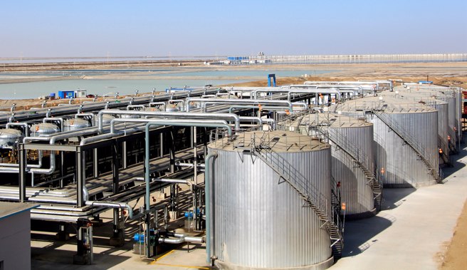 青海是中国锂资源最为丰富的省份，青海盐湖佛照蓝科锂业是中国最大碳酸锂项目，由大陆新能源车龙头比亚迪投资。（图／中新社）

