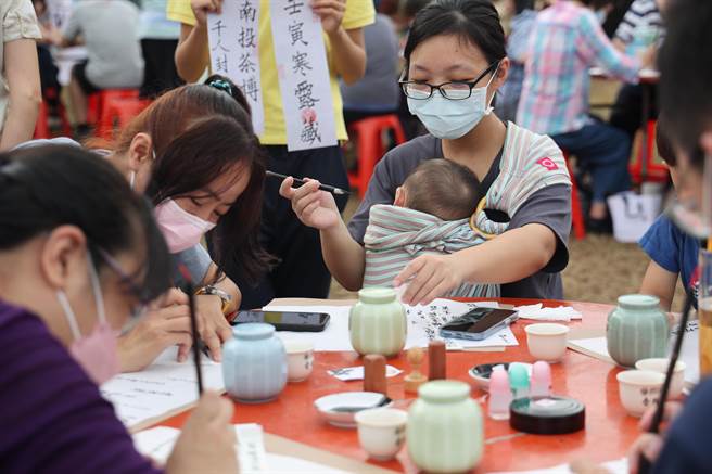 游客参加「千人封茶」活动，写下美好回忆及未来期许，封藏在茶瓮里。（南投县府提供／杨静茹南投传真）