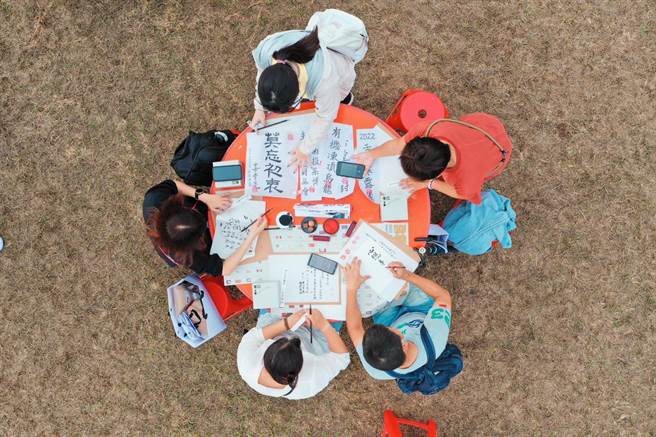 2022南投茶博以「千人封茶」画下完美句点，透过封茶，保存回忆，写下期许。（南投县府提供／杨静茹南投传真）