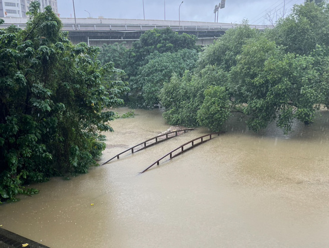轻度颱风尼莎外围环流接近16日挟豪大雨，造成多处积水，由于新店溪暴涨，台北市宝藏巖下方的永福公园小桥，整座桥只剩下扶手浮出水面，险象环生。（陈俊吉摄）