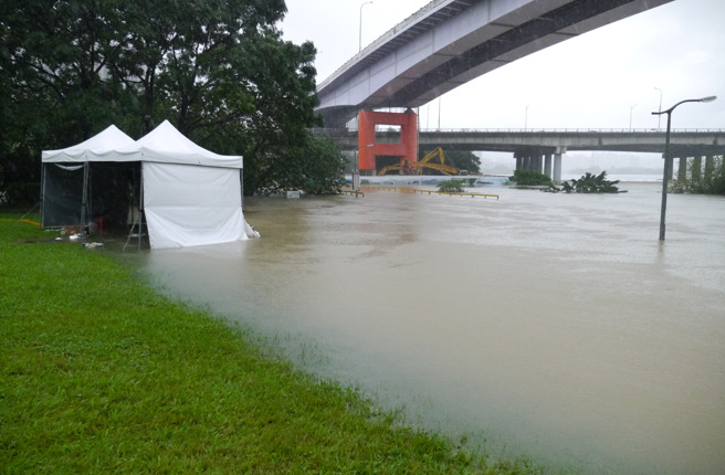 台北市宝藏巖下方的永福公园及河滨脚踏车道、路灯整个被水淹没，连一旁办活动的帐篷也来不急撤走泡在水中。（陈俊吉摄）