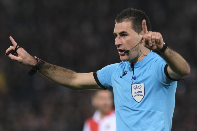 被赋予执法权力的裁判，是非常神圣的工作。(美联社示意图，非当事裁判)