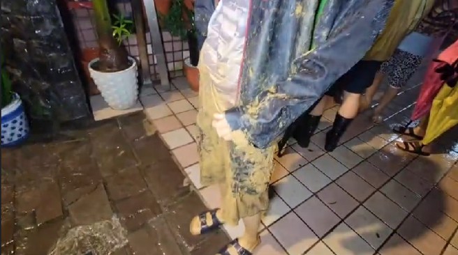 基隆市暖暖区传出土石流从住家内流出，有年轻男子下半身半身沾满黄泥。（民眾提供）