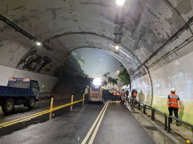 颱风尼莎带来豪雨，台北市内湖区康乐隧道口惊传边坡土石及路树崩塌滑落，双向封闭中。（取自蒋万安脸书）
