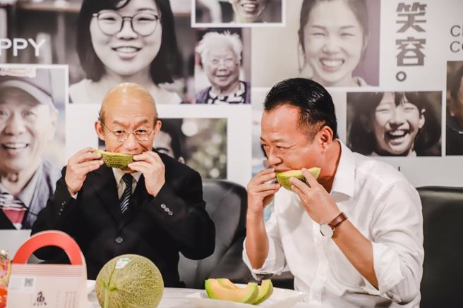 翁章梁(右)與郭子乾(左)模仿的電火球「蘇真衝」一起吃嘉義名產極光哈密瓜。（圖／取自翁章梁臉書）