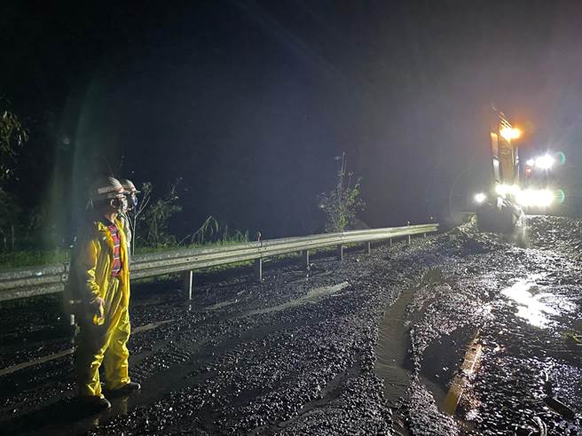 受到尼莎颱风及共伴效应影响，宜兰县大同乡土石流造成台7线多处道路坍方、车辆受困。（公路总局提供）