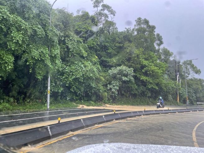 台北市港湖區議員游淑慧酸台北市長柯文哲，南港出現多處淹水，還南下輔選。（取自游淑慧臉書）