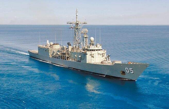 近年美、澳等國派軍艦通過台海，2018年9月底，澳洲飛彈巡防艦「墨爾本號」（HMAS Melbourne）就曾通過台灣海峽（見圖）。（摘自澳洲海軍網站）