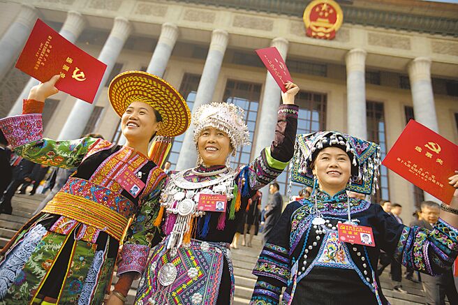 中共二十大今起7天在北京人民大会堂登场，于22日闭幕。图为2017年十九大闭幕式后，少数民族女性代表于场外合影。（美联社）