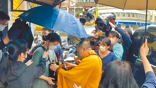 死者家属前往命案现场招魂，场面哀悽。（翻摄画面）