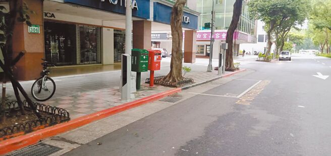 台北市议员锺佩玲发现，智慧停车柱出现「1位2柱」的怪象，民眾质疑到底要在哪个停车柱缴费，并担心是否会被重复开单。（台北市议员锺佩玲提供／张芷瑜台北传真）