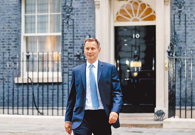 英國新任財政大臣韓特在15日承認，遭撤換的短命財相夸騰「犯下錯誤」。圖為韓特。（新華社）