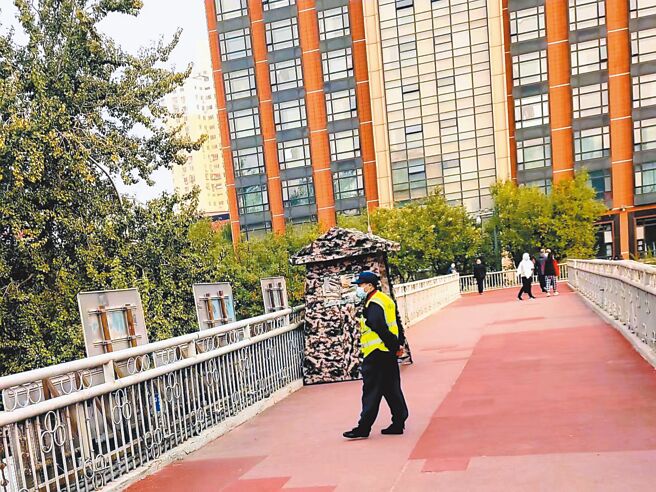 在北京「四通桥」出现抗议标语事件后，不仅事发现场四周高度戒备，官方更是紧急招募「看桥员」，24小时驻守全市的人行天桥，以防再出现类似意外。（摘自推特）