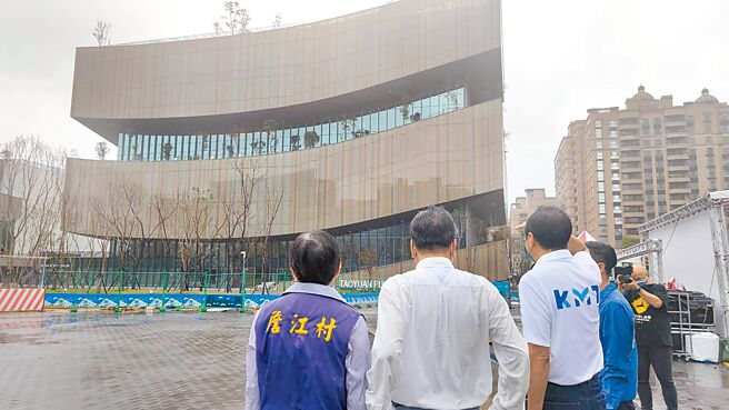 國民黨桃園市長候選人張善政（左三）15日到桃園市圖書館總館，痛批桃園市長鄭文燦只顧選舉不顧市政。（賴佑維攝）