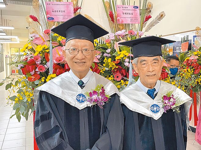 埔基前院长黄蔚（右起）、赵文崇获国立暨南国际大学颁授名誉博士学位。（民眾提供／杨静茹南投传真）