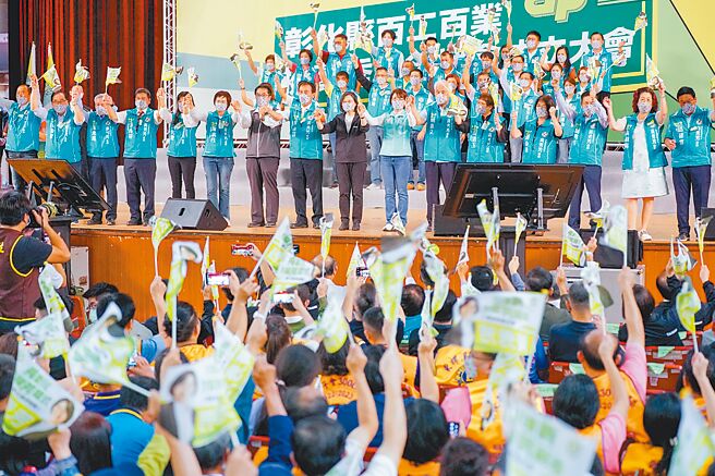 彰化縣百工百業挺黃秀芳後援會15日在鹿港舉行成立大會，蔡英文總統等到場力挺。（吳敏菁攝）