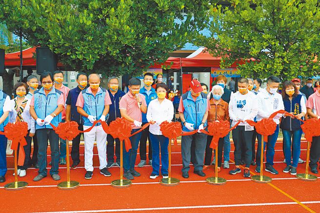 龙津国小喜迎百年校庆，台中市长卢秀燕15日出席同庆，并为操场新铺设PU跑道剪彩。（潘虹恩摄）