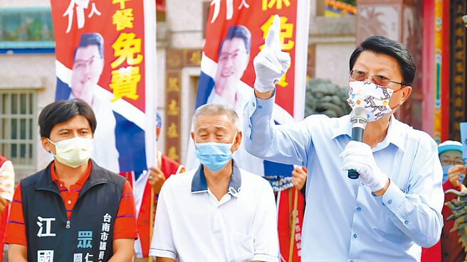 國民黨台南市長候選人謝龍介（右）表示，未來將嘗試邀請民眾黨主席柯文哲前來台南共襄盛舉。（謝龍介競選總部提供／洪榮志台南傳真）