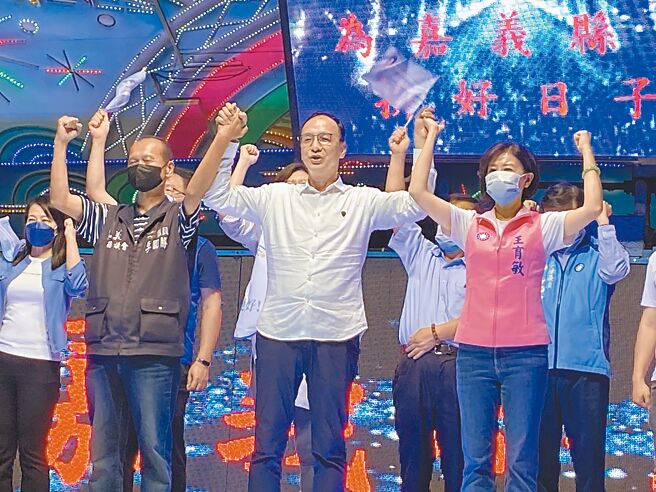 国民党主席朱立伦（中）推荐优秀的嘉义女儿王育敏（右）、第4选区议员参选人李国胜。（廖素慧摄）