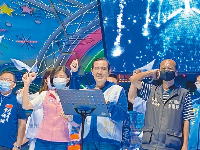 前总统马英九（中）为嘉义县长候选人王育敏竞总成立造势晚会站台助讲。（廖素慧摄）