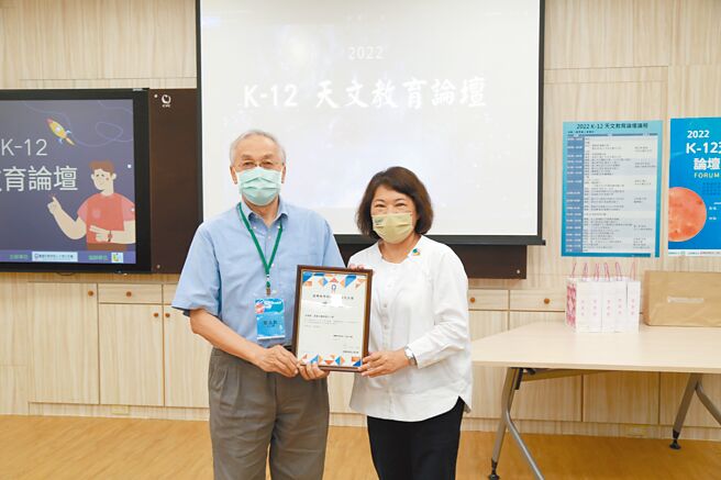 嘉义市长黄敏惠（右）颁发感谢状感谢中研院士叶永烜教授。（嘉义市政府提供／廖素慧嘉市传真）