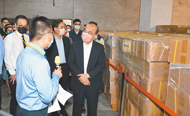 行政院長蘇貞昌（前右）15日到高雄市前鎮區的贓證物庫視察大陸茶葉混充台灣茶進口的偵辦成果。（林瑞益攝）