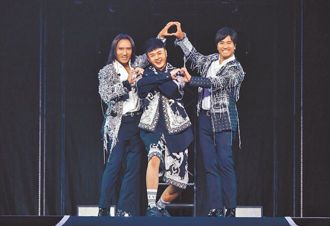 「動力火車」昨邀許富凱（中）在高雄巨蛋默契對唱，被指定一起秀出許多逗趣動作。（華研國際提供）