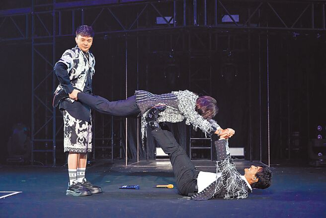 許富凱（左）和動力火車在台上擺出「老漢推車」姿勢。（華研國際提供）