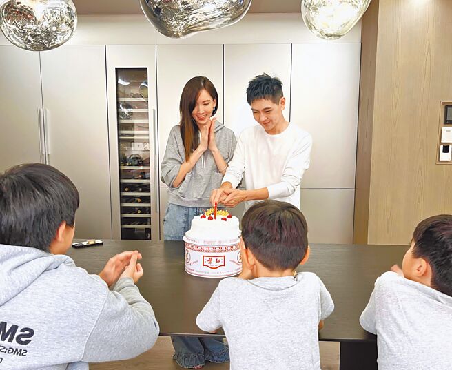 林志颖（右）昨过48岁生日晒出正面庆生照，帅气依旧。（吉米工作室提供）