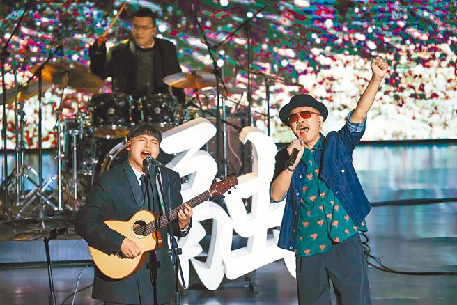 黄连煜（右）昨与老王乐团在广播金钟奖压轴演出。（罗永铭摄）