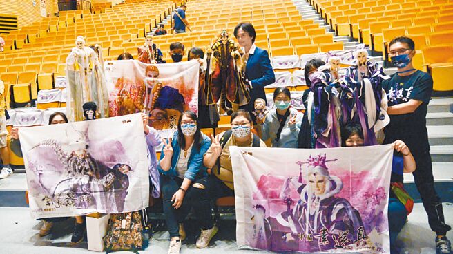 有不少戲迷盛情參與2022布袋戲金曲歌唱大賽雲林總決賽。（霹靂提供）