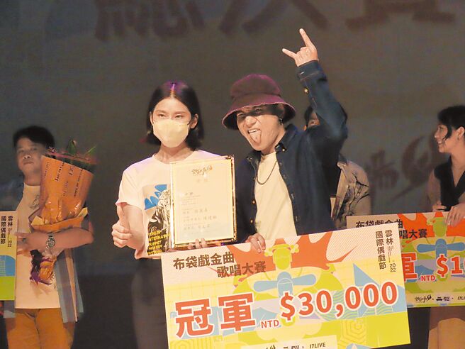 今年由創作型才子小沙（戴帽者）拿下冠軍，獲得獎金3萬元。（霹靂提供）