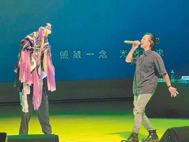 比賽現場邀請歌手自從演唱，搭配霹靂布袋戲偶合體演出。（霹靂提供）