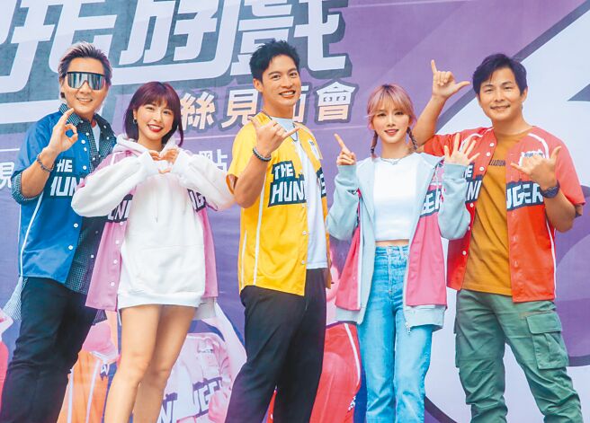 王仁甫（左起）、峮峮、許孟哲、蔡黃汝、孫協志昨舉辦《飢餓遊戲》6周年粉絲見面會。（粘耿豪攝）
