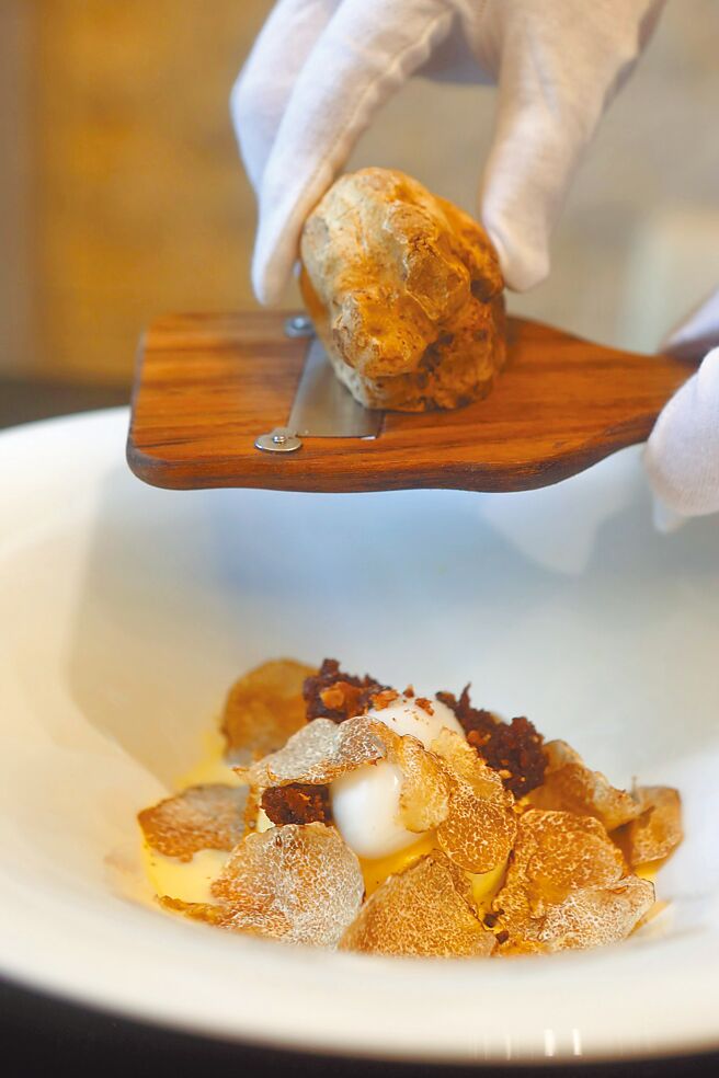 白松露入菜，香气浓郁。（三二行馆提供）