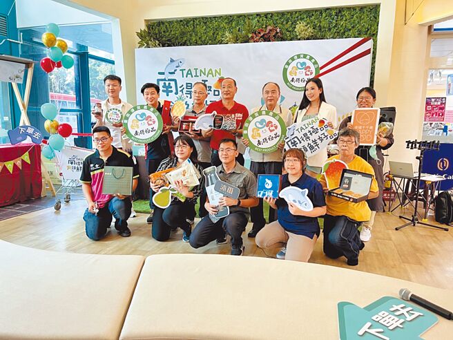 臺南优质农产品「南得极品」在竹科开卖，参与活动的业者与长官合影。（臺南市政府提供）