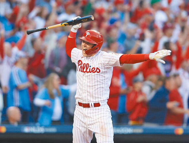 费城人荷斯金斯在3局下敲出生涯首支季后赛全垒打后，兴奋的将球棒「砸」在地上，开启该队6分大局。（路透）