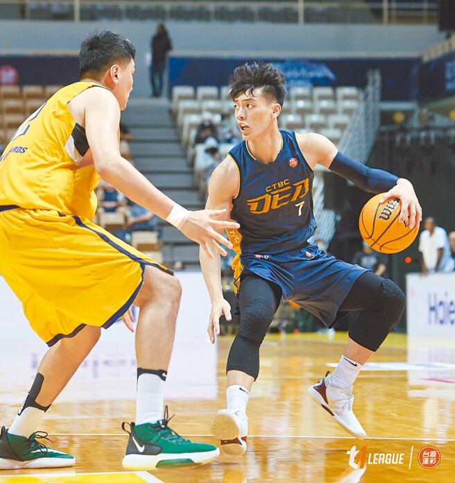 特攻魏嘉豪（右）准备胯下运球突破云豹刘元凯的防守。（T1联盟提供）