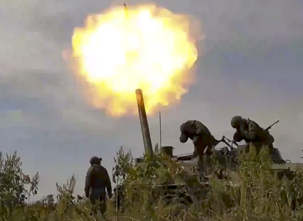 俄军10月16日在乌克兰境内发射重型自走迫击砲的画面。（俄罗斯国防部）(photo:ChinaTimes)