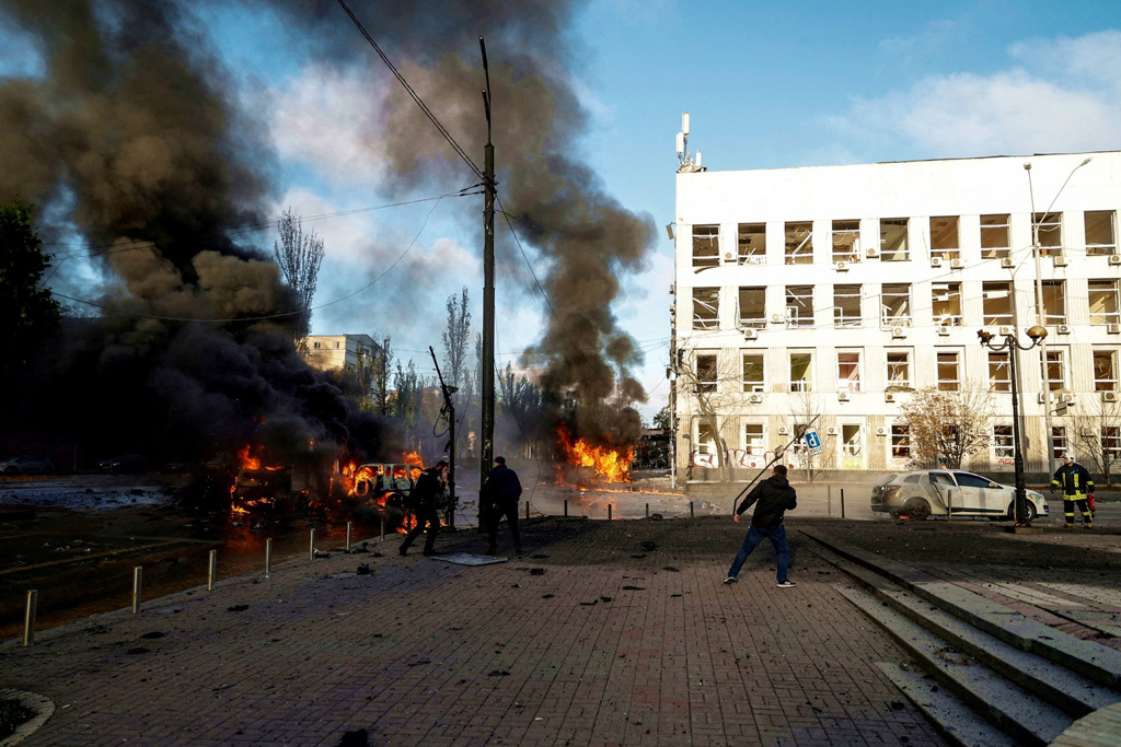 乌克兰首都基辅市中心17日清晨再度发生连环爆炸，官员表示基辅遭到神风（kamikaze）无人机攻击，造成多间民宅起火受损。图为基辅10日遭到轰炸后的资料画面。（资料照／路透社）(photo:ChinaTimes)