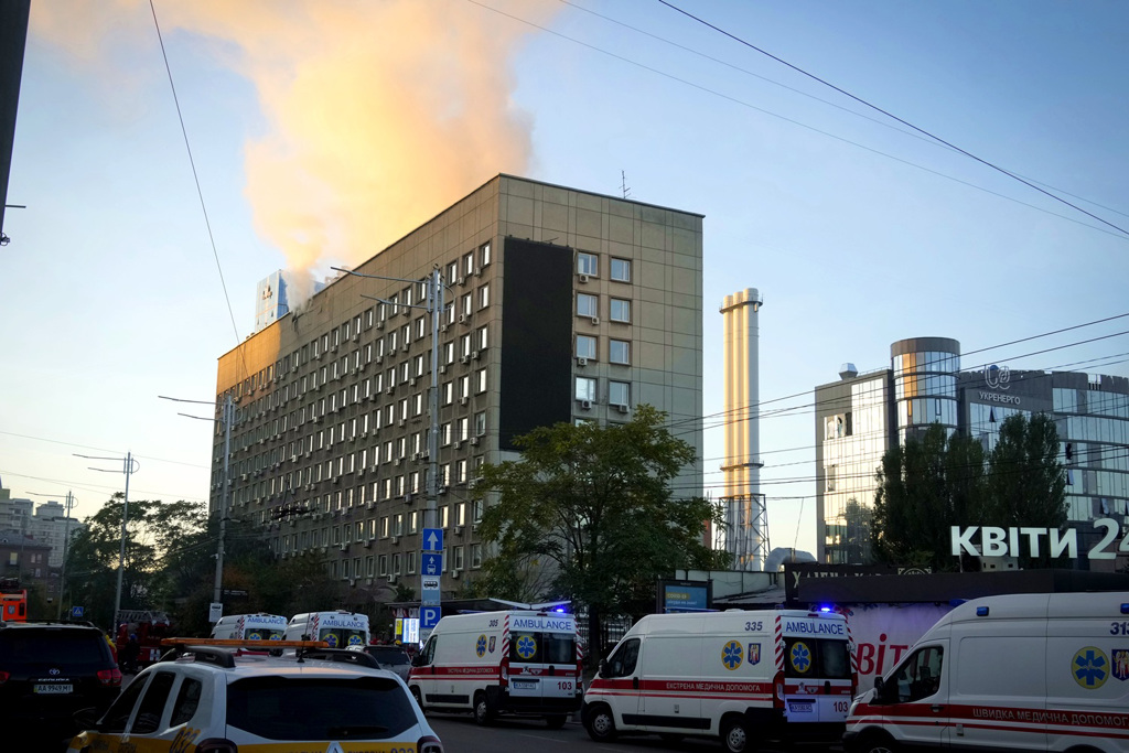 乌克兰首都基辅市中心17日清晨再度发生连环爆炸，官员表示基辅遭到神风（kamikaze）自杀无人机攻击，造成多间民宅起火受损。图为基辅一栋大楼被攻击后爆炸冒烟。（图／美联社）(photo:ChinaTimes)